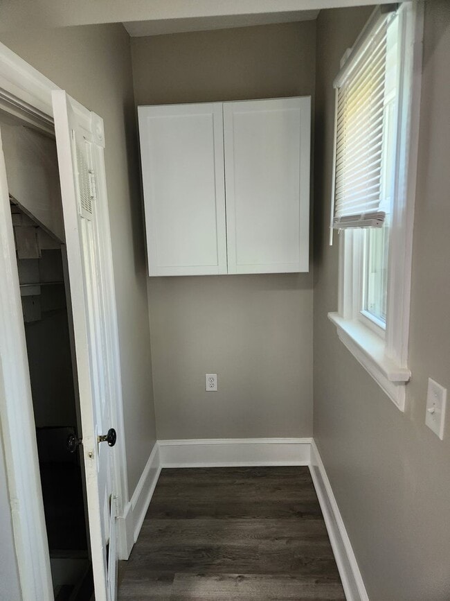 Building Photo - 3/2/1 Newly remodeled, near saddle creek, and med center