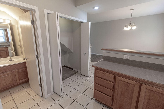 Building Photo - 5000 Derby Ridge Dr