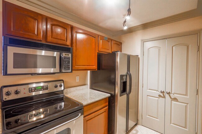Building Photo - 2 Bed, 2 Bath 1st Floor Condo In West Las ...
