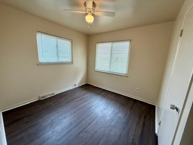 Building Photo - 212 Arcola St