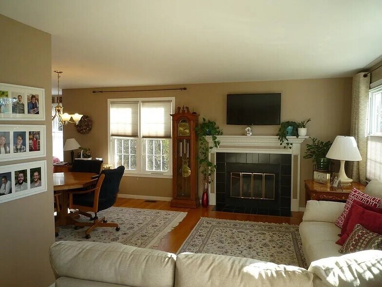 Living Room - 33 Water St