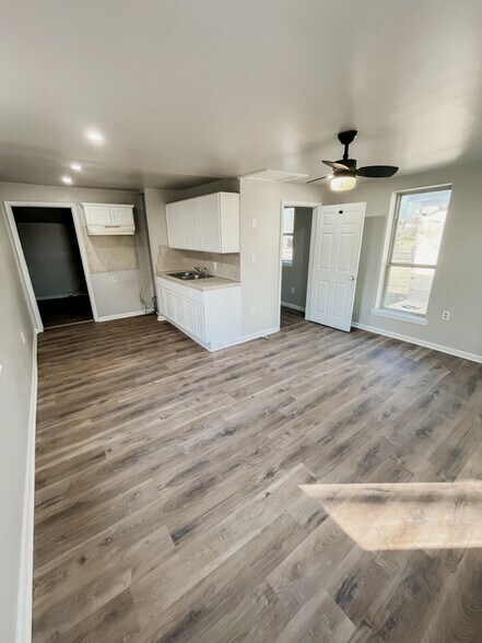 Building Photo - 1602 S Cedar St