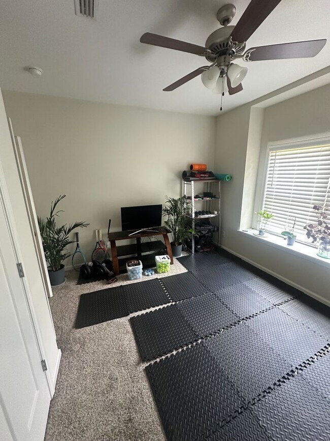 Building Photo - Beautiful 3 BR 2.5 Bath home with bonus room