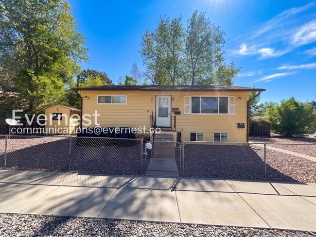 Building Photo - 705 Custer Ave
