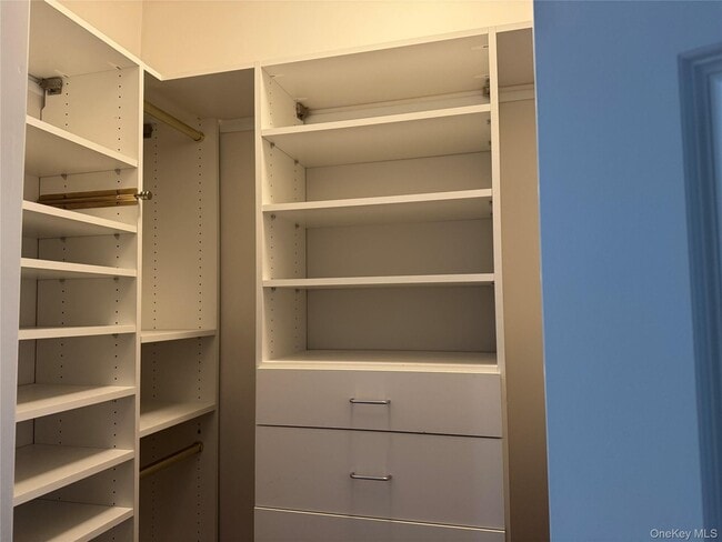 Building Photo - 137 Pond View Dr