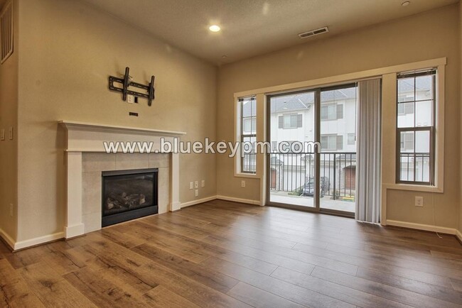 Building Photo - 2 Bed, 2.5 Baths Tri-Level Townhome with O...