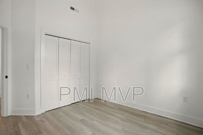 Building Photo - 92 E Innis Ave