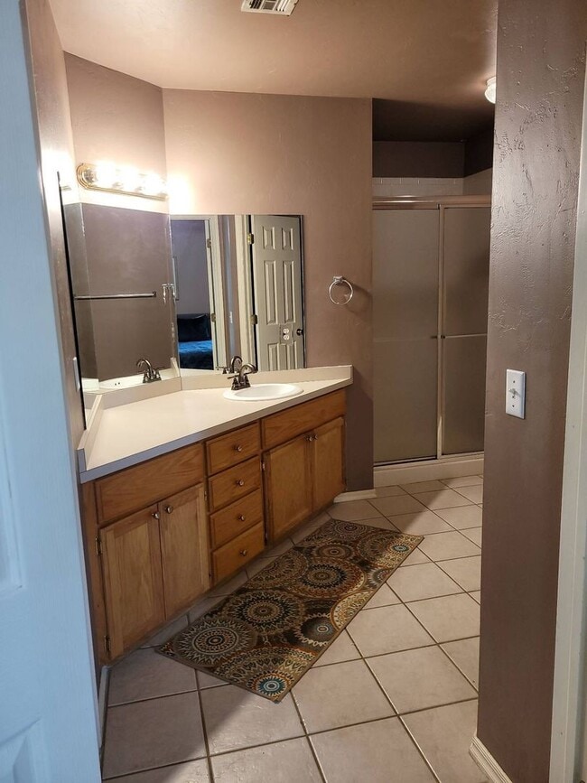 Building Photo - Very Nice 3 Bedroom 2 Bath Home in Mustang Schools