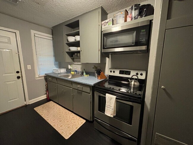 Building Photo - Center