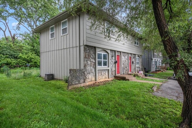 Primary Photo - 220 N Oak Dr