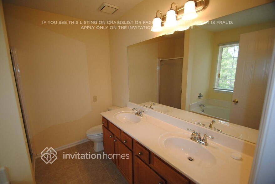 Building Photo - 4220 E Meadow Dr