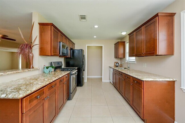 Building Photo - 16326 Cypress Bend Dr