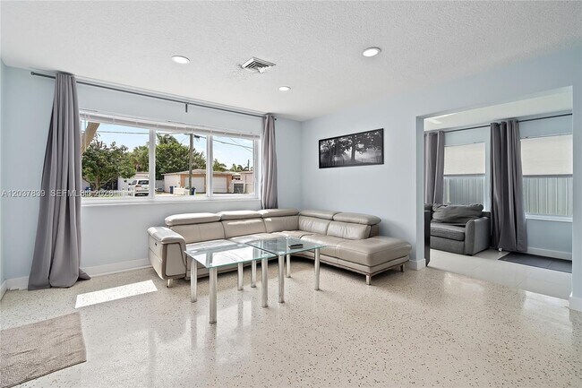 Building Photo - 644 SW 7th Ct
