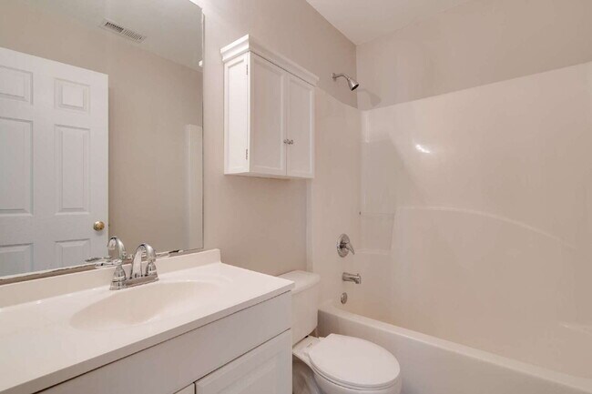 Building Photo - Charming 4-Bed Home with Fenced-in Backyar...