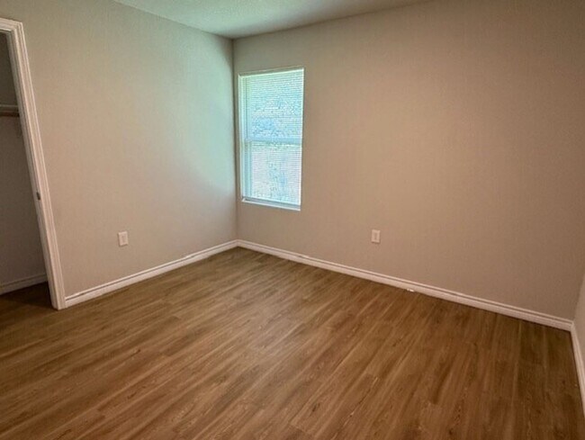 Building Photo - 2410 Westcliff Rd