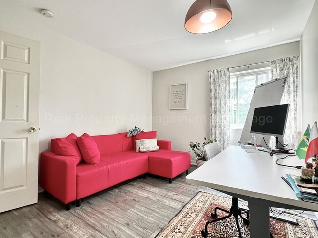 Building Photo - Beautifully Updated 2-Bedroom Townhouse w/...