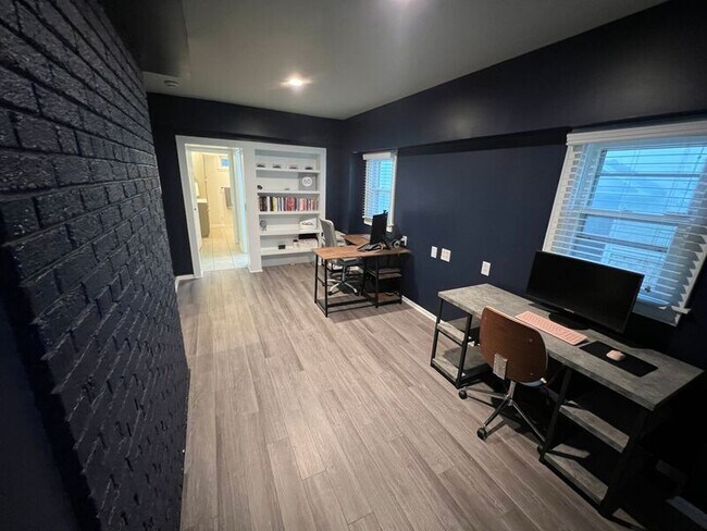 Building Photo - 616 W 63rd St