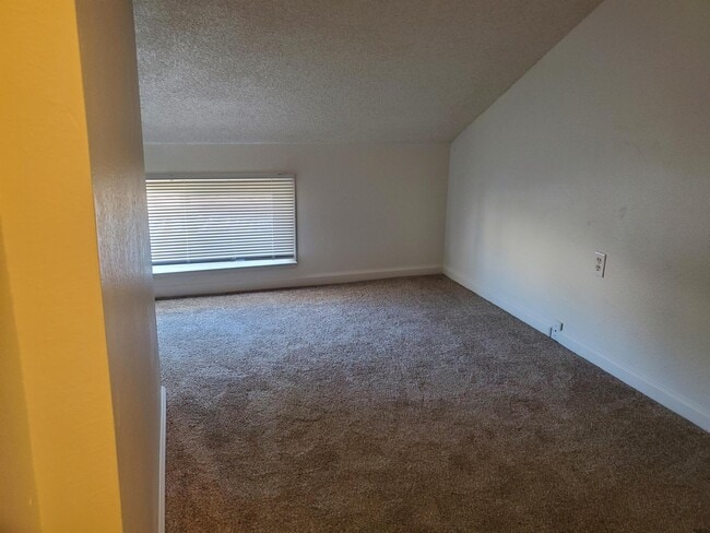 Building Photo - 430 Robinson Ave