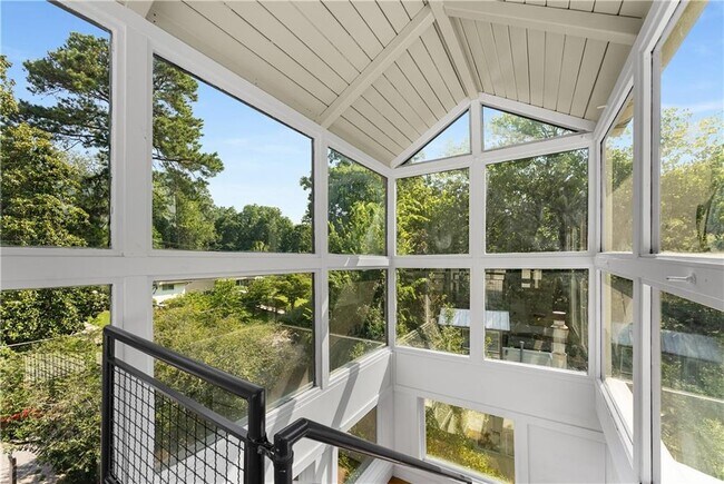 Building Photo - 335 Eureka Dr NE