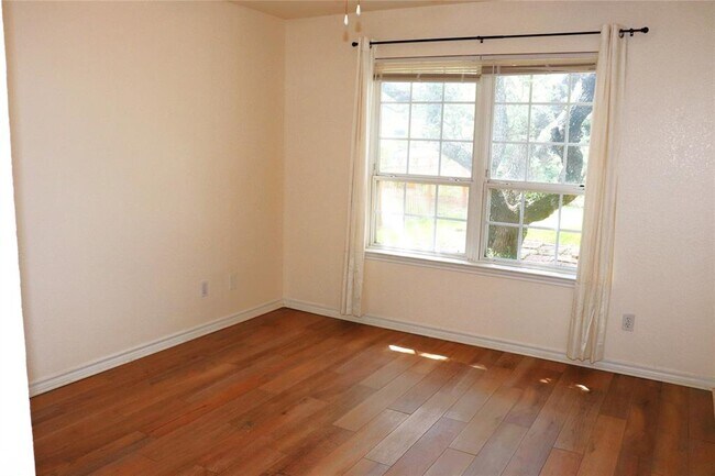 Building Photo - 211 Fox Crossing