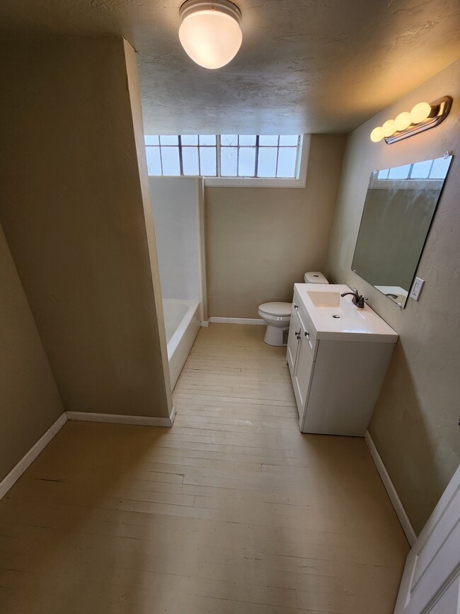 Building Photo - 208 E Main St