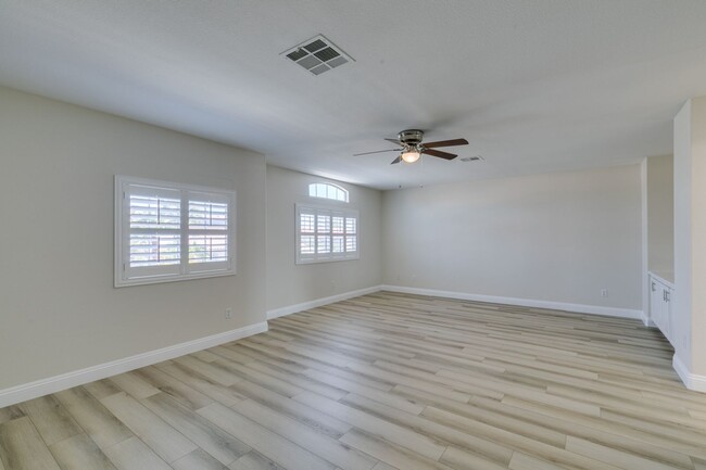 Building Photo - Beautiful 4-Bedroom Home Near Downtown Sum...