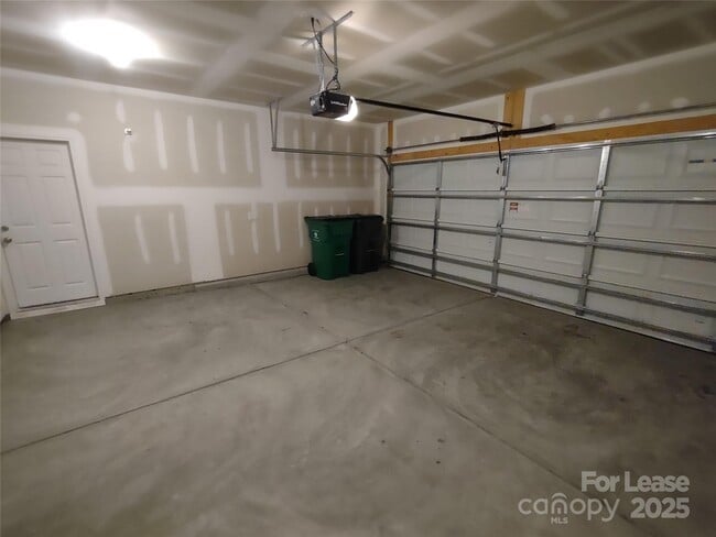 Building Photo - 7135 Thornrose Dr
