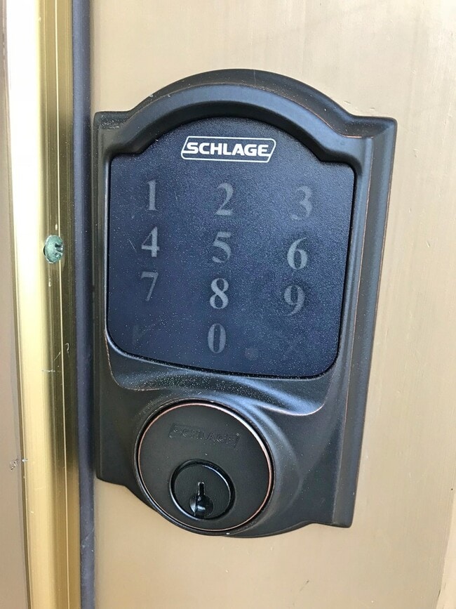 Building Photo - Indoor/outdoor living, spacious 4/2 on a quiet street in Mills Estates