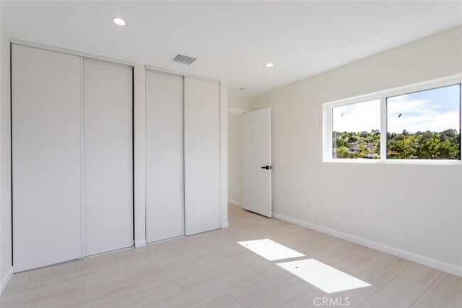 Building Photo - 10787 Las Lunitas Ave