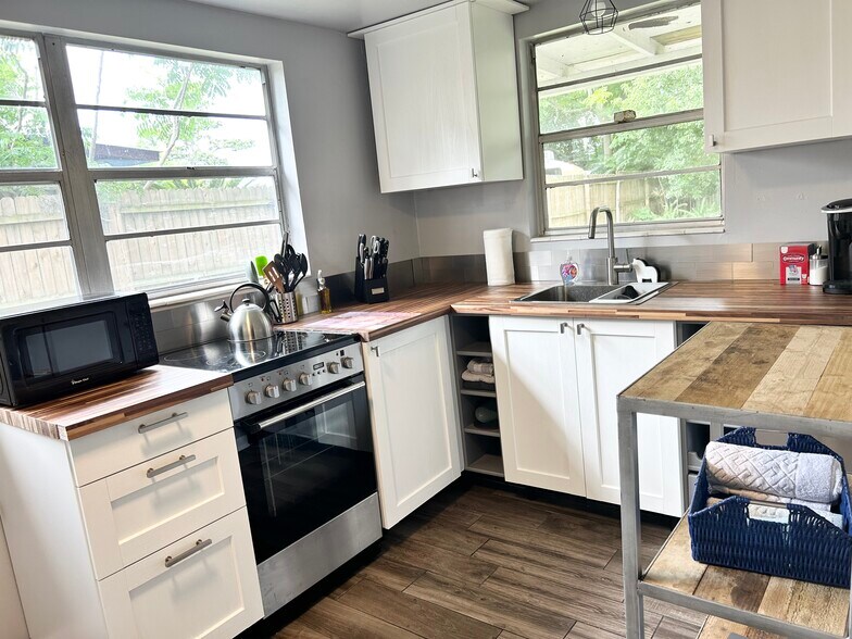 Building Photo - 2320 Vista Ave