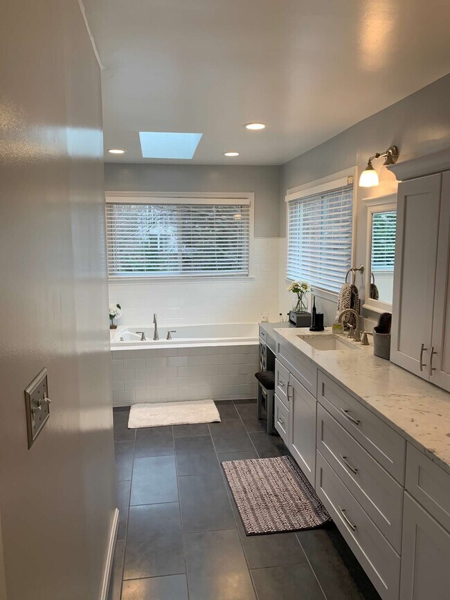 Building Photo - 13942 Stonefield Dr