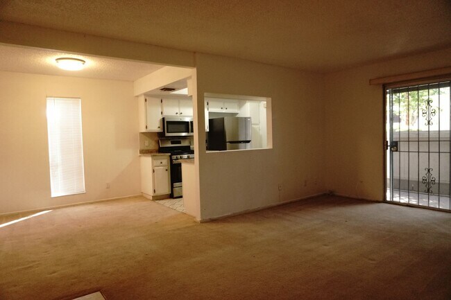 Building Photo - 1405 Vegas Valley Dr