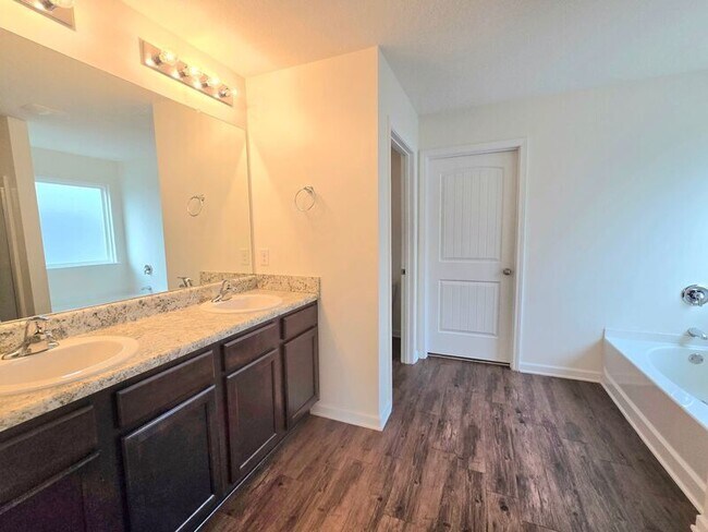 Building Photo - 5860 Magnolia Bend Blvd