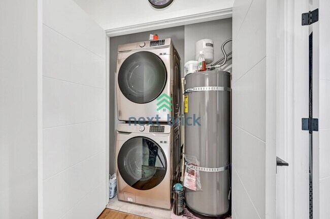 Building Photo - Modern Luxury 3 bedrooms and 2 bathrooms T...