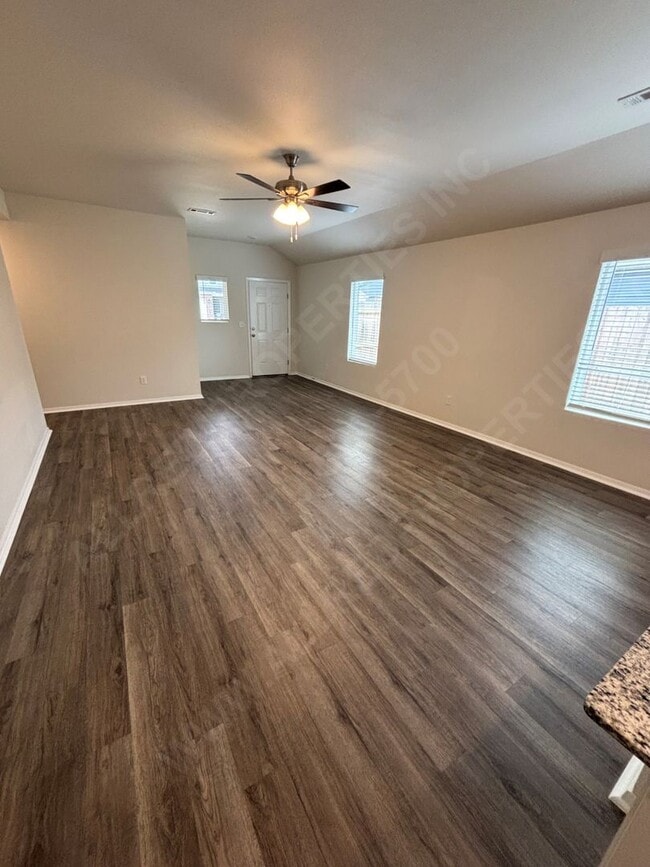 Building Photo - Move in special $300.00 off 1st month's re...