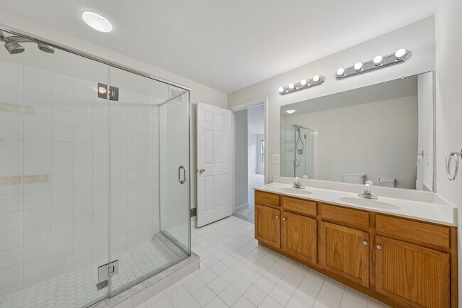 Building Photo - Beautiful End-Unit Townhome-Style Condo Ne...