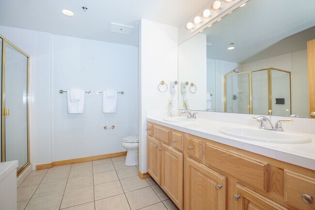 Building Photo - Evolve Real Estate: 3-6 Mos Lease Only Large Fully Furnished Condo Walking Distance to Keystone V...