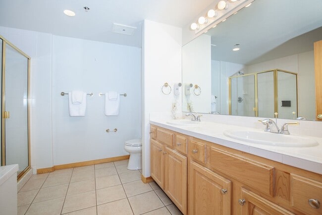 Building Photo - Evolve Real Estate: 6 Mos Lease Only Large Fully Furnished Condo Walking Distance to Keystone Vil...
