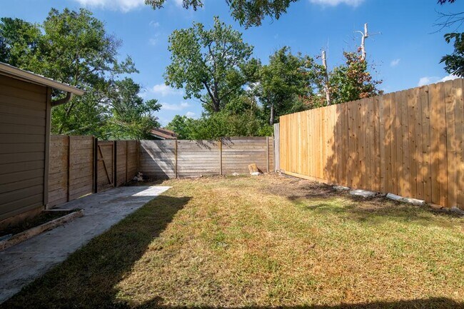 Building Photo - 4805 Creekwood Rd