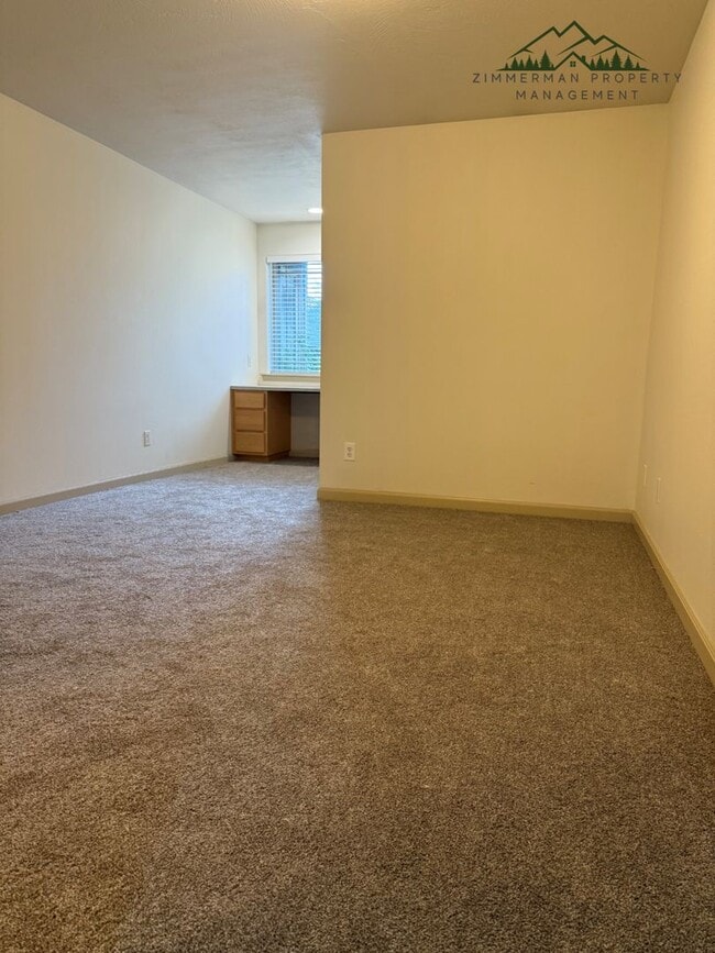 Building Photo - Updated 2 Bedroom, 2 bath Duplex in Springfield