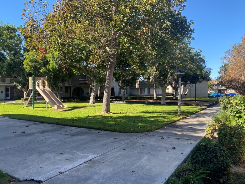 Building Photo - 4846 Larwin Ave