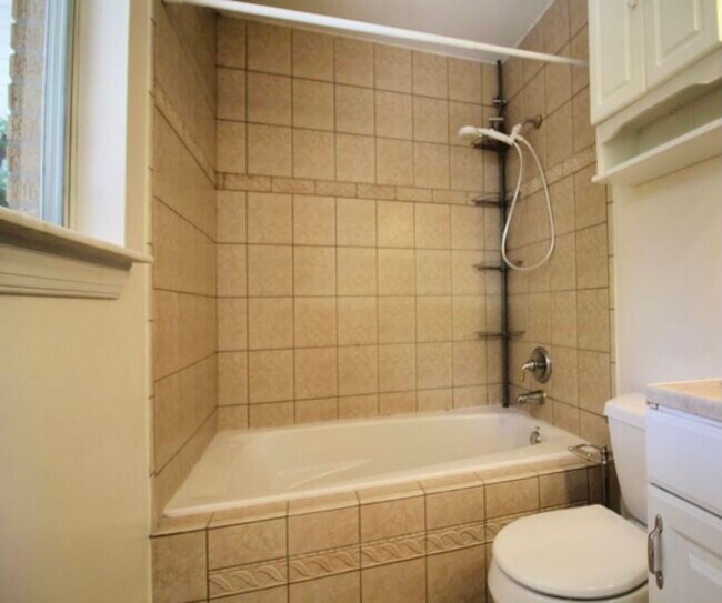 Building Photo - 550 Pocahontas Dr