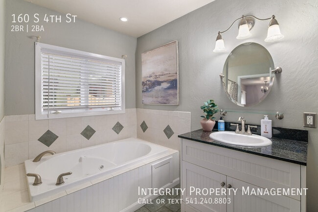 Building Photo - 160 S 4th St