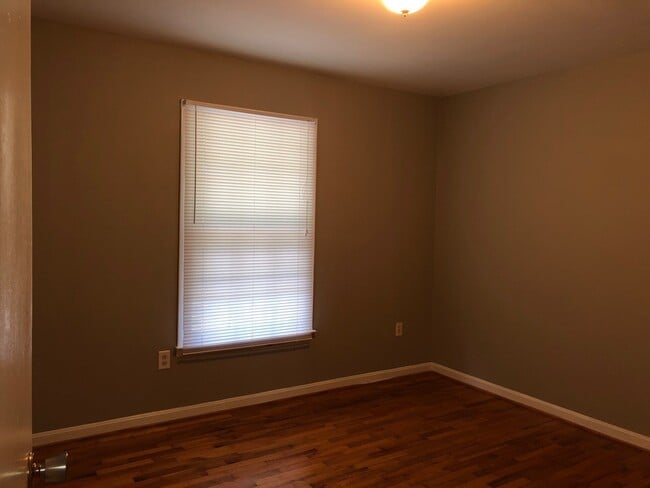 Building Photo - Two Bedroom One Bath