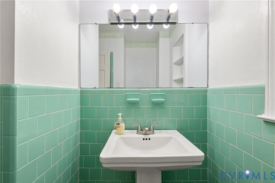 Building Photo - 1871 Pender Ave