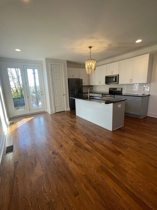 Building Photo - 561A Veritas St