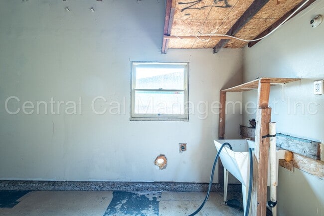Building Photo - 3 Bedroom/1 Bath Home - $1850 per month!