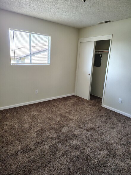 Building Photo - 2401 Christmas Tree Ln