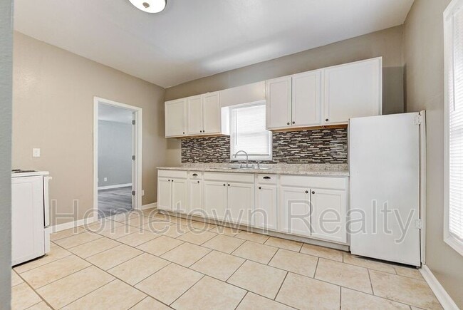 Building Photo - 2105 N Lottie Ave