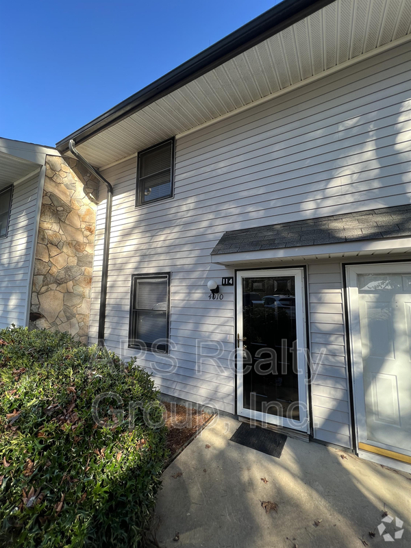 Building Photo - 4010 S Bend Dr